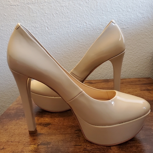 GUESS Women's Ette Platform Pumps - Picture 8 of 9